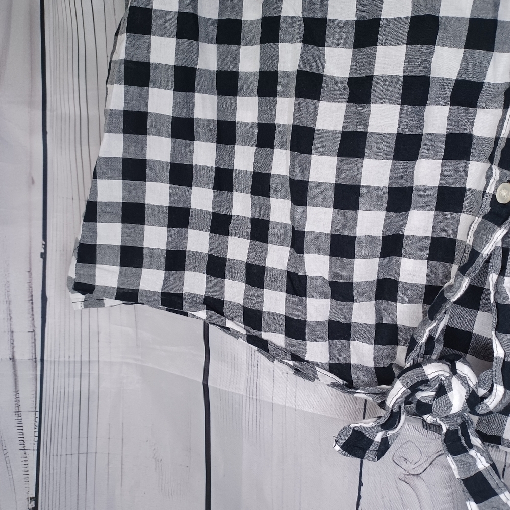 J.Crew Factory black and white plaid button-down v-neck tie front Cropped top - Picture 6 of 11